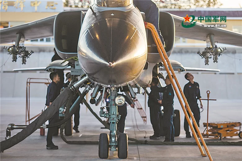 看女飞行员与“飞豹”决战云海(图)(图2) 看女飞行员与“飞豹”决战云海(图)(图2)