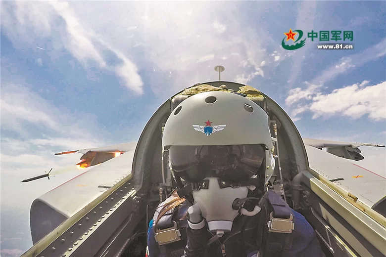 看女飞行员与“飞豹”决战云海(图)(图3) 看女飞行员与“飞豹”决战云海(图)(图3)