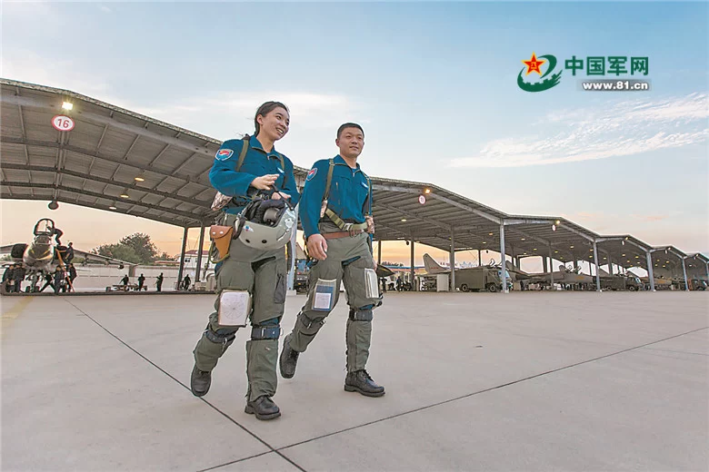 看女飞行员与“飞豹”决战云海(图)(图4) 看女飞行员与“飞豹”决战云海(图)(图4)