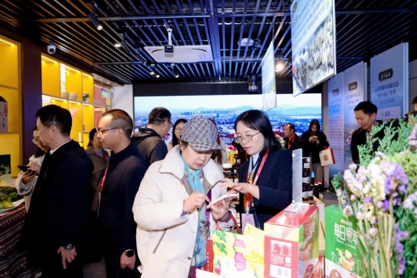 陆良县民族团结进步创建成果展暨“爨乡臻品”系列产品宣介活动在京举办(图8) 云岭爨乡石榴红 民族团结心向党——陆良县民族团结进步创建成果展暨“爨乡臻品”系列产品宣介活动在京举办(图8)
